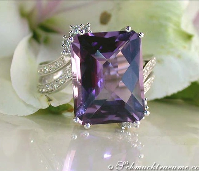 Weißgoldring mit Amethyst und Diamanten, detailreich, blühende Orchidee im Hintergrund Weißgoldring mit Amethyst und Diamanten, detailreich, blühende Orchidee im Hintergrund