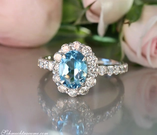 Aquamarin-Ring mit Brillanten in 900er Platin, detailreich, elegant, vor Rosenblüten.