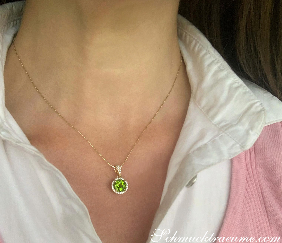 Peridot-Anhänger mit Diamanten auf zarter Kette, getragen.