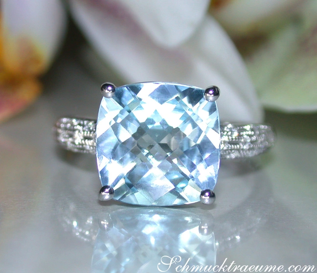 Blautopas-Ring mit Diamanten, 4.986 Karat, Weißgold 585, Detailaufnahme Blautopas-Ring mit Diamanten, 4.986 Karat, Weißgold 585, Detailaufnahme