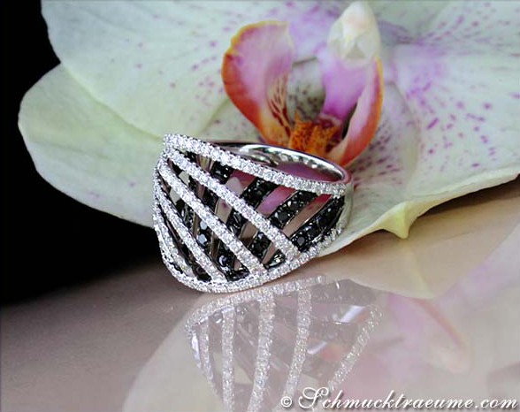 Schwarz-weißer Diamant-Ring mit offener Struktur auf Orchideenblüte