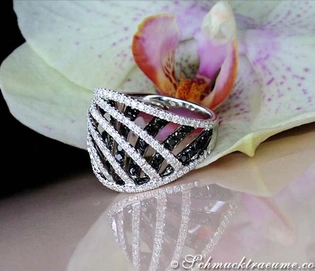 Schwarz-weißer Diamant-Ring mit offener Struktur auf Orchideenblüte
