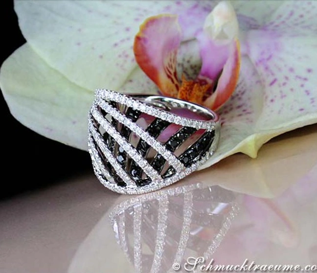 Schwarz-weißer Diamant-Ring mit offener Struktur auf Orchideenblüte Schwarz-weißer Diamant-Ring mit offener Struktur auf Orchideenblüte