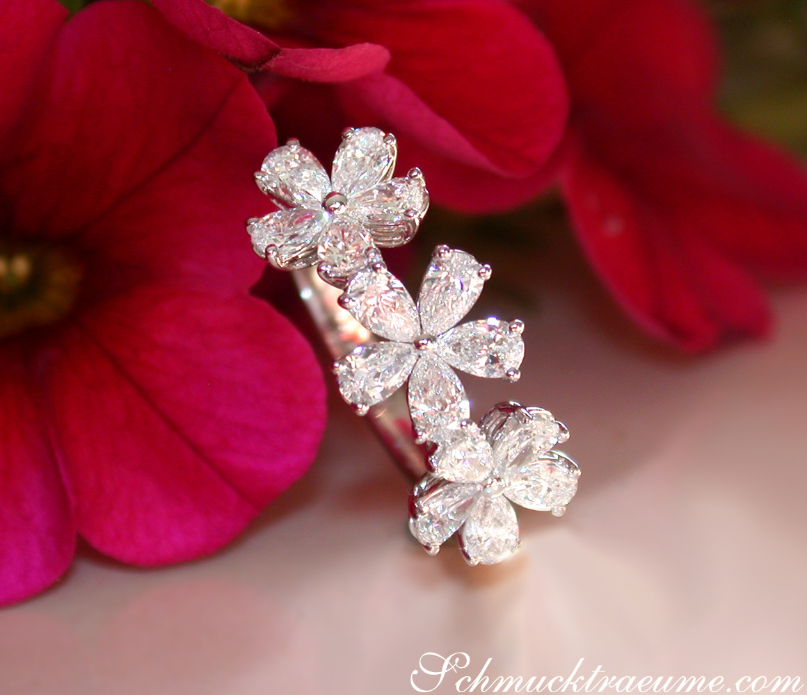 Detailansicht des Diamantblütenrings mit fünfzehn Tropfen-Diamanten auf weißgoldener Basis.