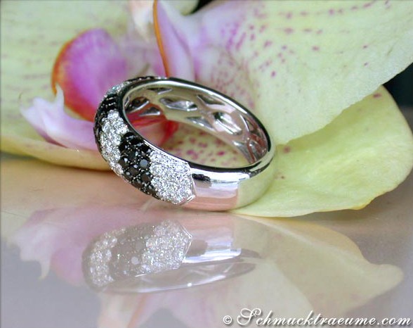 Weißgold-Ring mit schwarzen und weißen Diamanten, Detailaufnahme auf Orchideenblüte