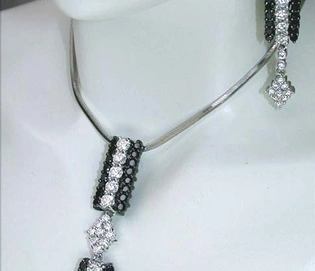 Exquisiter Anhänger mit schwarzen & weißen Diamanten in Weißgold 750