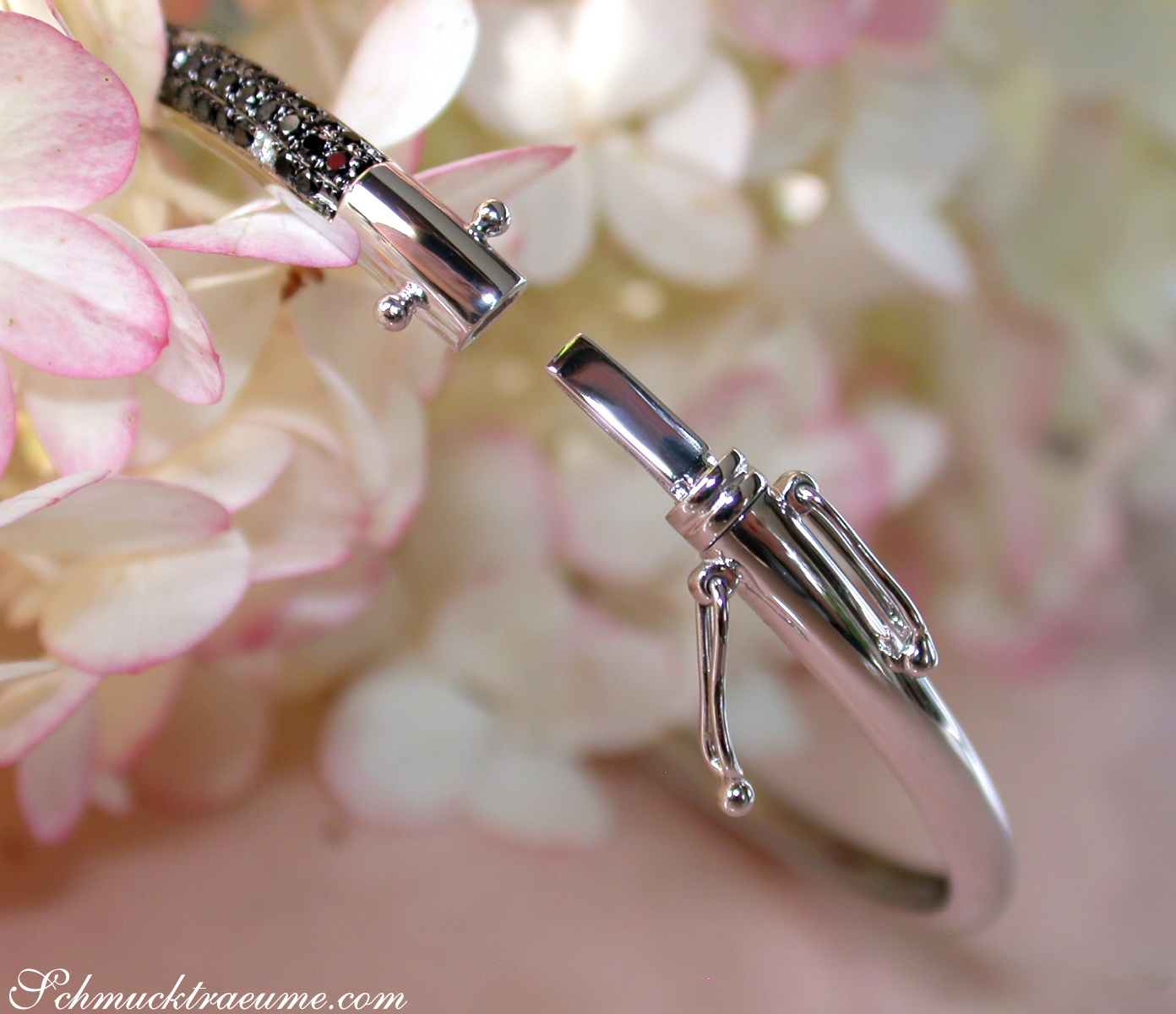 Zarte Silberarmreife mit schwarzen Diamanten, Detailaufnahme