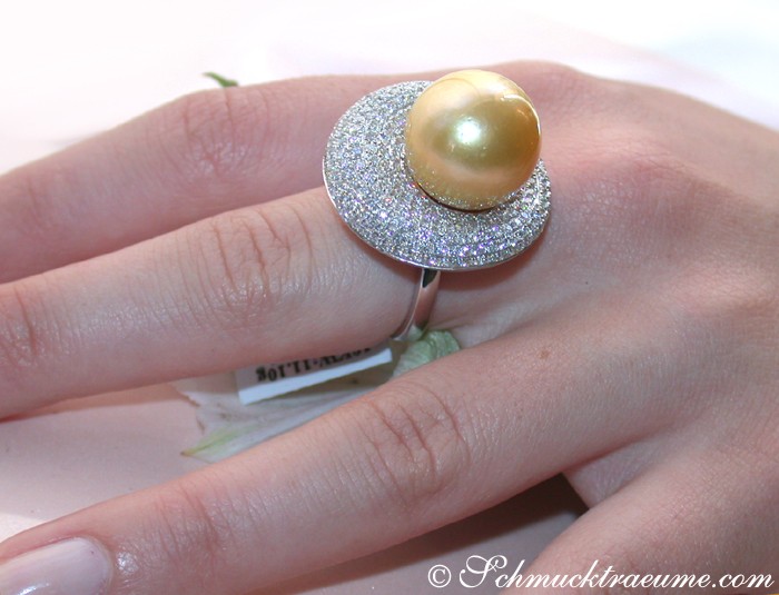 Goldener Südseeperlen-Ring auf Hand, detailreich, elegant