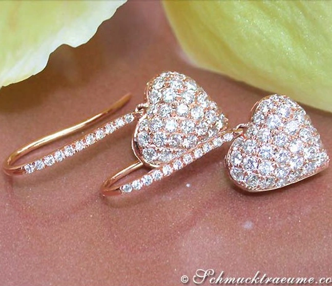 Herzformige Diamant-Ohrhänger im Roségold 750, detailreich, elegant. Herzformige Diamant-Ohrhänger im Roségold 750, detailreich, elegant.