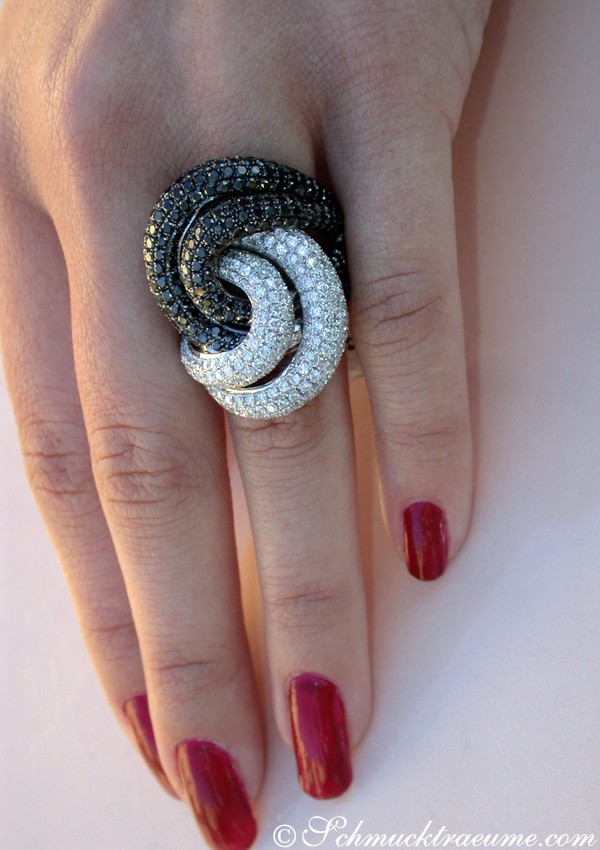 Üppiger schwarze Diamanten Ring mit weißen Brillanten - Image 6