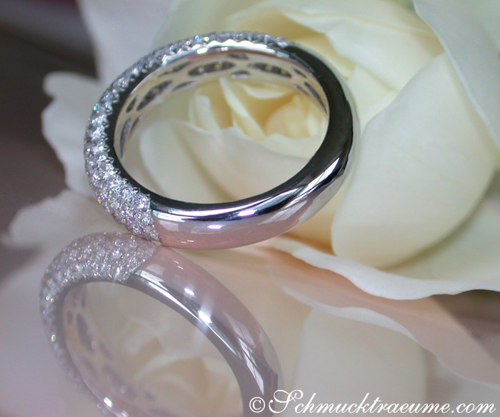 Weißgoldring mit Diamanten-Pavé auf Rosenblüte