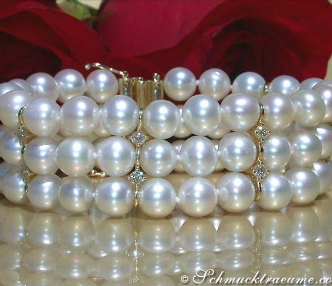 Perlenarmband aus Gelbgold 585, doppelter Brillantenbesatz, drei Reihen, Perlendurchmesser 7-8 mm Perlenarmband aus Gelbgold 585, doppelter Brillantenbesatz, drei Reihen, Perlendurchmesser 7-8 mm
