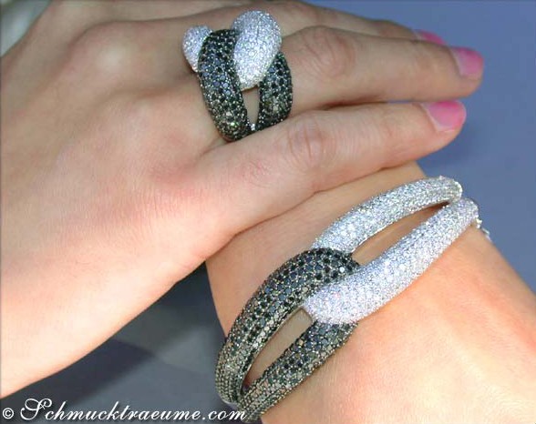 Weißgold-Ring mit schwarzen und weißen Diamanten, Detailaufnahme auf Hand.