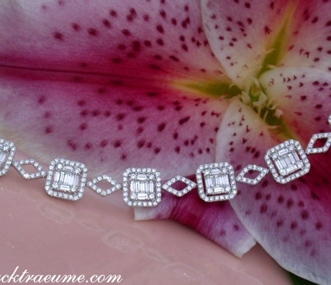 Diamant-Armband mit Baguette-Steinen auf Lilie, exklusives Juwel in Weißgold Diamant-Armband mit Baguette-Steinen auf Lilie, exklusives Juwel in Weißgold