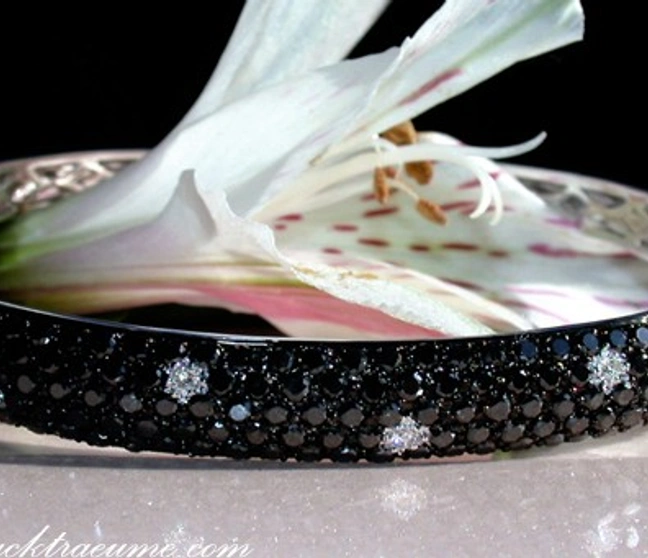 Schwarzer Diamanten-Armreif mit Weißgold 585, Detailaufnahme mit weißen Lilienblüte Schwarzer Diamanten-Armreif mit Weißgold 585, Detailaufnahme mit weißen Lilienblüte