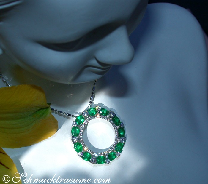 Smaragd-Anhänger mit Brillanten auf Halsbügel, Detailaufnahme, Kreisform, Weißgold 750