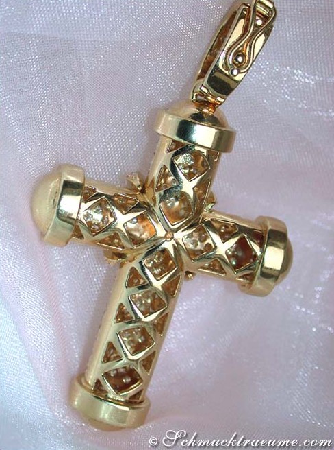 Goldener Kreuzanhänger mit Brillanten, Detailaufnahme, feine Verarbeitung