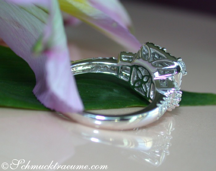 Elegantier Diamant-Ring mit Princess- und Baguette-Diamanten, Detailaufnahme auf Blüte, Weißgold 750