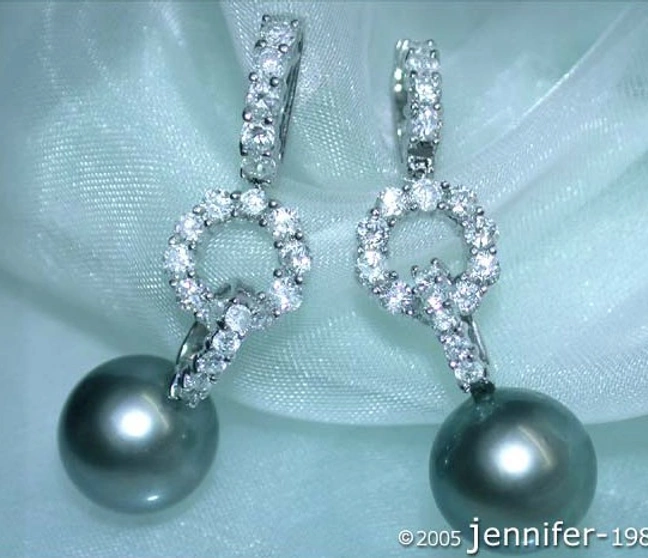 Tahitiperlen-Ohrhänger mit Diamanten auf weißem Hintergrund Tahitiperlen-Ohrhänger mit Diamanten auf weißem Hintergrund