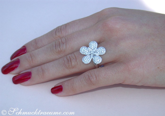 Femininer Blumenring aus Weißgold 585 mit 0.780 Karat Brillanten