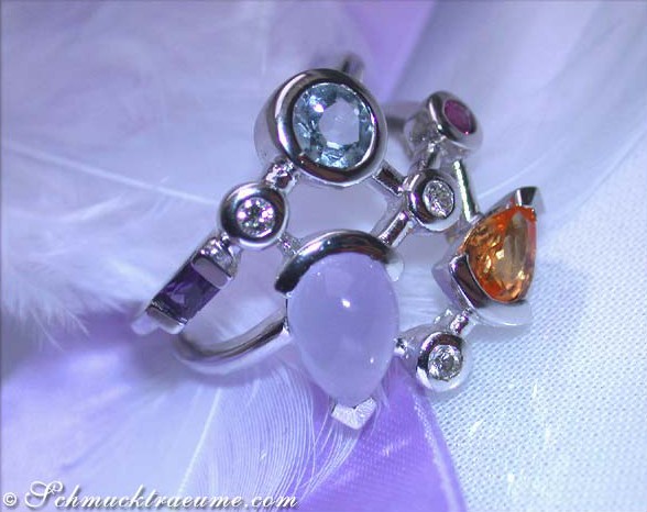 Weißgold-Ring mit Edelsteinen und Diamanten, Detailaufnahme