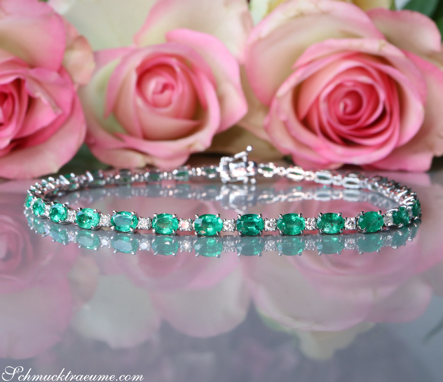 Elegantes Smaragd-Armband mit Brillanten auf Rosenhintergrund