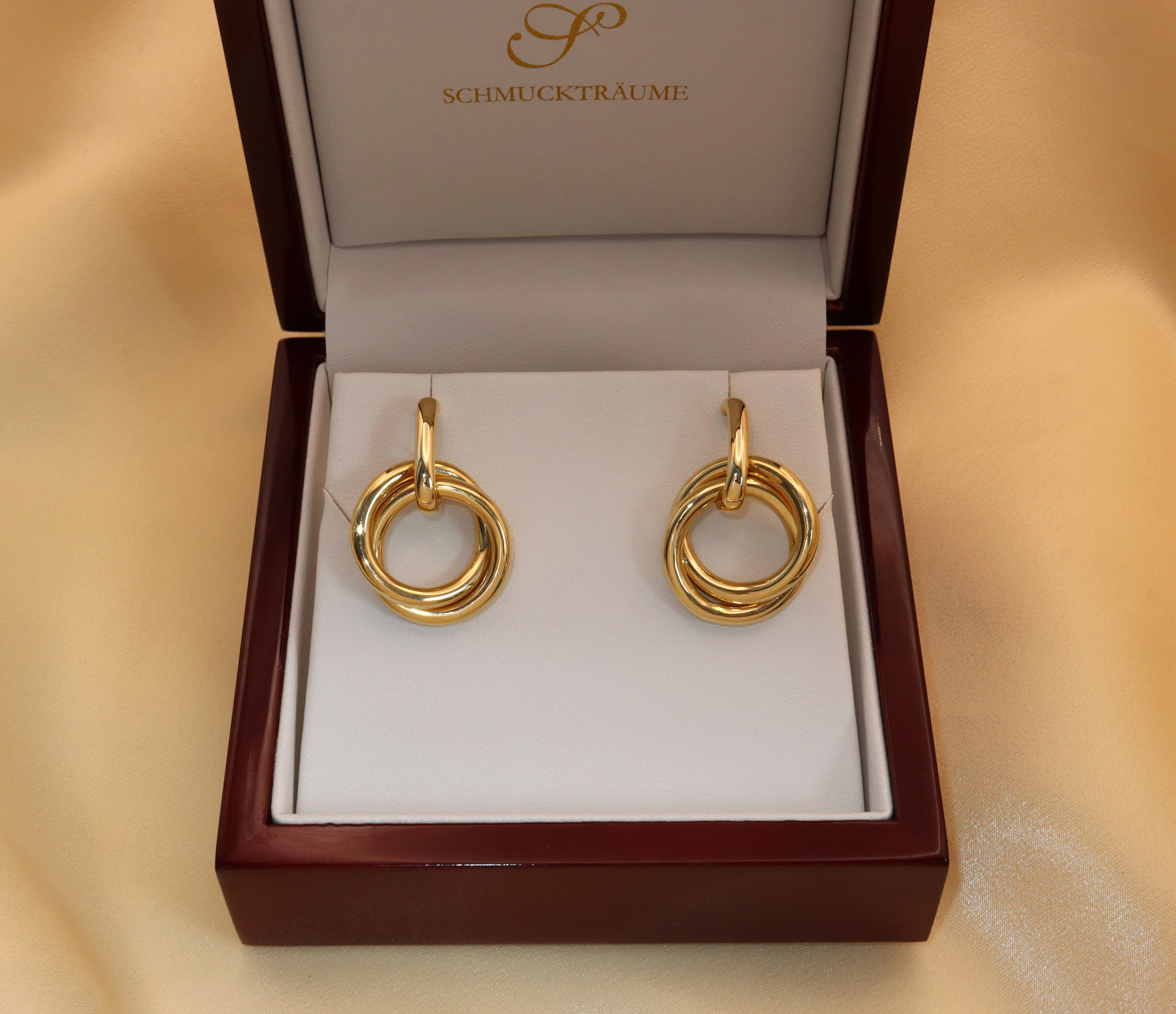 Goldene Ohrringe in Gelbgold 585 in elegantem Verzierungsdetail, präsentiert in einer Luxusverpackung.