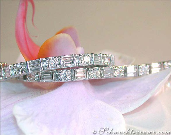 Weißgold-Armband mit Baguette-Diamanten auf Blüte, Detailaufnahme