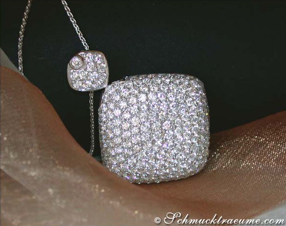 Raffiniertes Brillanten-Anhänger-Design in Weißgold, detailreich mit funkelnden Steinen.