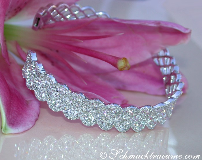 Klassischer Brillantenarmreif mit Weißgold 750, detailreiches Design, getragen auf rosa Blüte