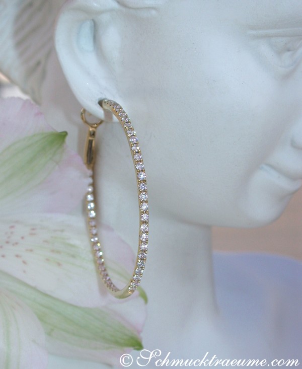 Detail der zarten Creolen mit Diamanten in Gelbgold 585