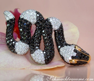 Schlangenanhänger aus Gelbgold 750 mit schwarzen und weißen Diamanten (17,62 ct.)