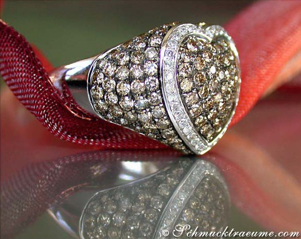 Herzring mit naturbraunen und weißen Diamanten in Weißgold 585