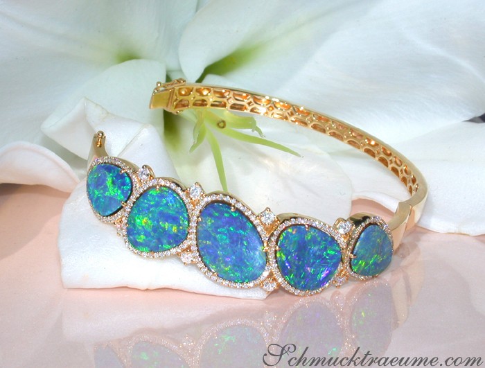 Gelbgold-Armreif mit Boulder Opalen und Brillanten, 21.55 Karat, 26,10 Gramm