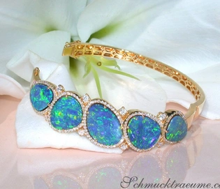 Gelbgold-Armreif mit Boulder Opalen und Brillanten, 21.55 Karat, 26,10 Gramm