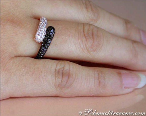 Schwarz-weißer Diamant-Ring auf Hand, Detailaufnahme
