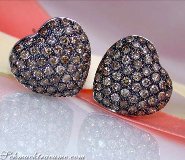 Herzformige Ohrstecker aus Weißgold 585 mit braunen Diamanten, detailreiches Herz-Motiv Herzformige Ohrstecker aus Weißgold 585 mit braunen Diamanten, detailreiches Herz-Motiv