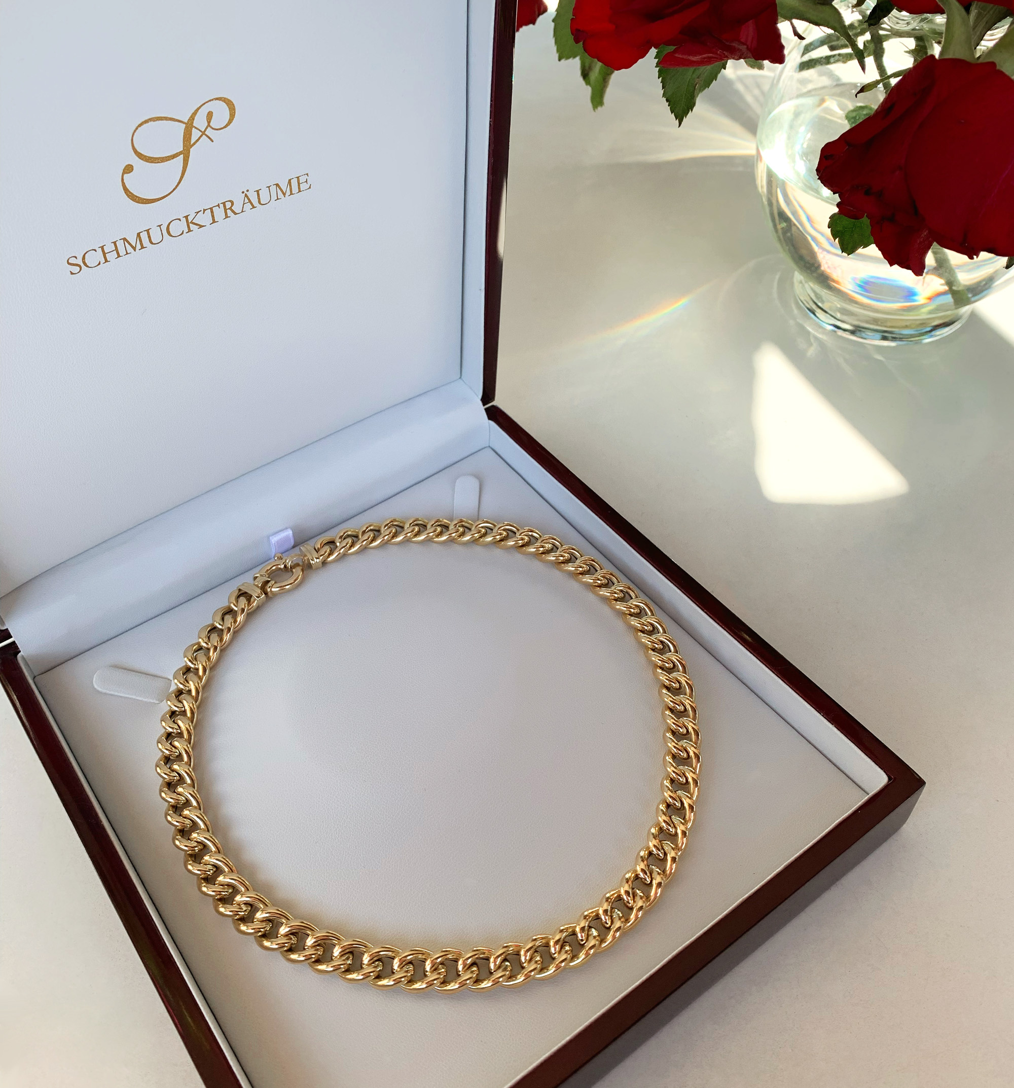 Goldenes Panzer Collier in Gelbgold 585 in Box, Rosen im Hintergrund