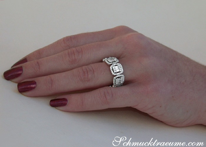 Weißgold 750 Ring mit Baguette & Brillantschliff, getragen auf Hand mit dunklen Nägeln