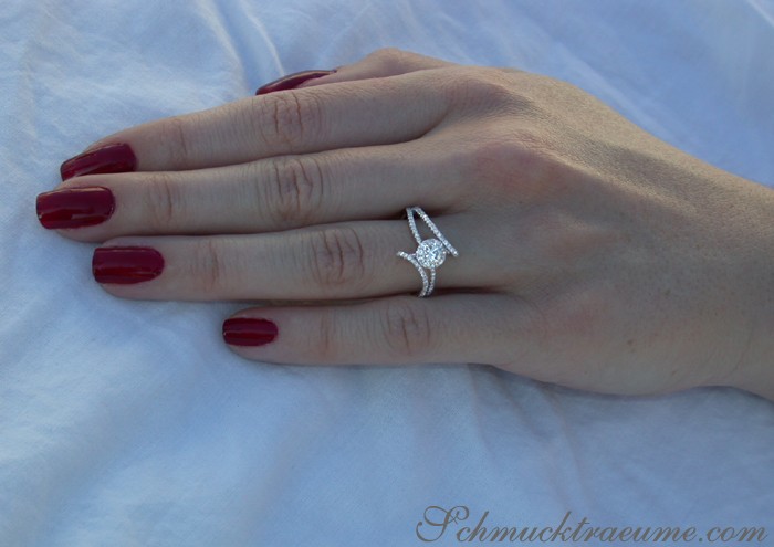 Detailansicht eines Diamant-Solitär-Rings in Weißgold, elegant und zart gestaltet
