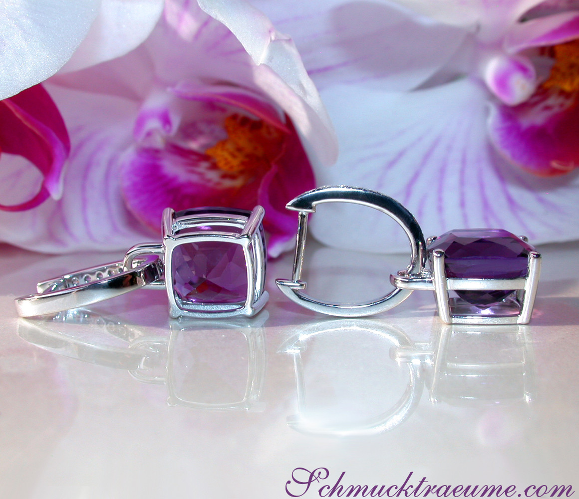 Silberne Ohrringe mit Amethyst und Diamanten vor Orchidee