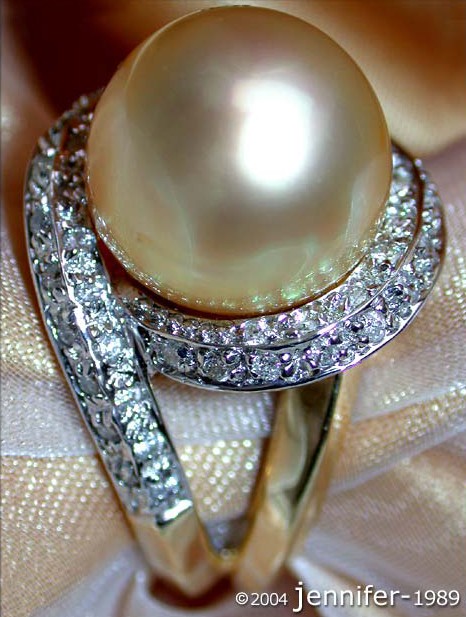 Goldener Südseeperlenring mit Brillanten, Detailaufnahme, seitliche Perspektive