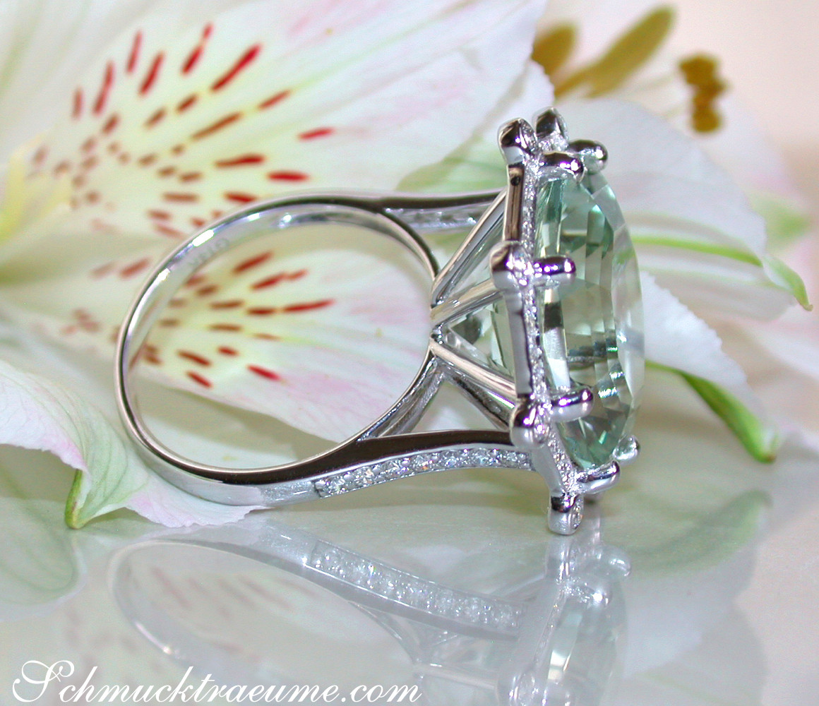 Prasiolith-Ring mit Brillanten, detailreich, weißgold 750, auf Blüte liegend