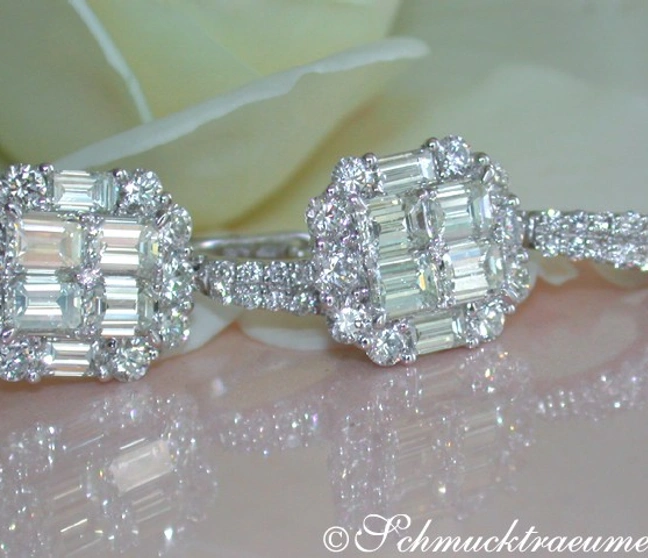 Weißgold-Ohrstecker mit Brillanten, detailreich, auf Rosenblüte liegend Weißgold-Ohrstecker mit Brillanten, detailreich, auf Rosenblüte liegend