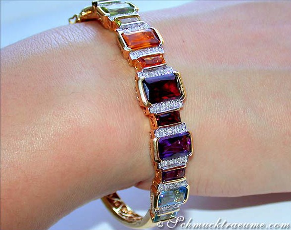 Edelstein-Armreif mit Farbpracht und Diamanten auf Hand