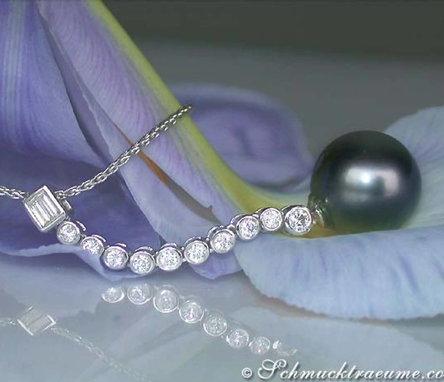 Langer Tahitiperlen-Anhänger mit Brillanten, elegant auf Blüte präsentiert Langer Tahitiperlen-Anhänger mit Brillanten, elegant auf Blüte präsentiert
