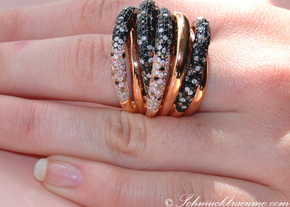 Opulenter Ring mit schwarzen und naturbraunen Diamanten auf Roségoldfinger
