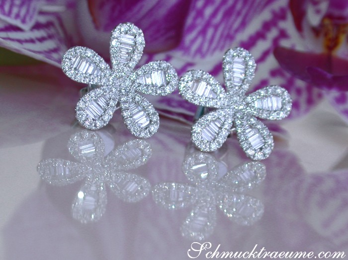 Weißgold-Blütenohrringe mit Trapez-Diamanten, Detailaufnahme