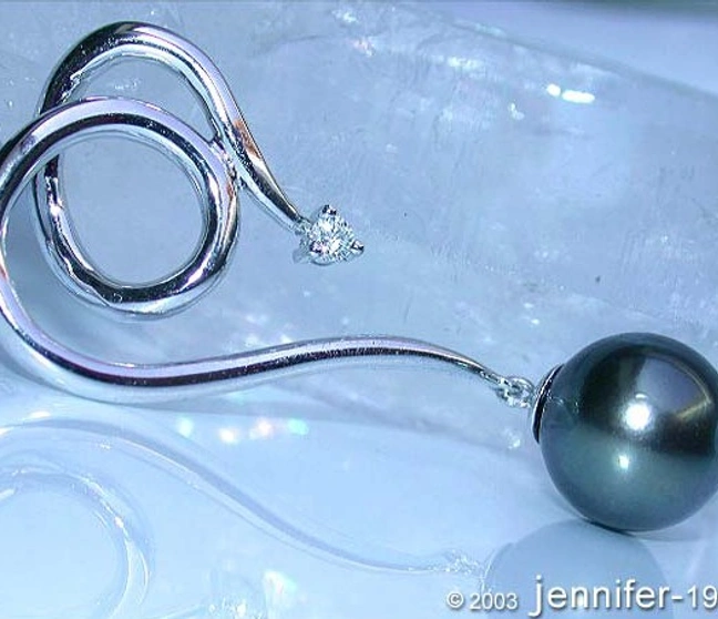 Weißgold-Tahitiperlen-Anhänger mit Brillant, Detailaufnahme, glänzende Perle, raffiniertes Design Weißgold-Tahitiperlen-Anhänger mit Brillant, Detailaufnahme, glänzende Perle, raffiniertes Design