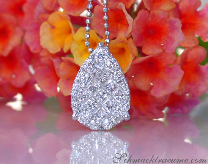 Princess-Diamant-Tropfen-Anhänger in Weißgold, detailreich verziert, vor blühenden Blüten.